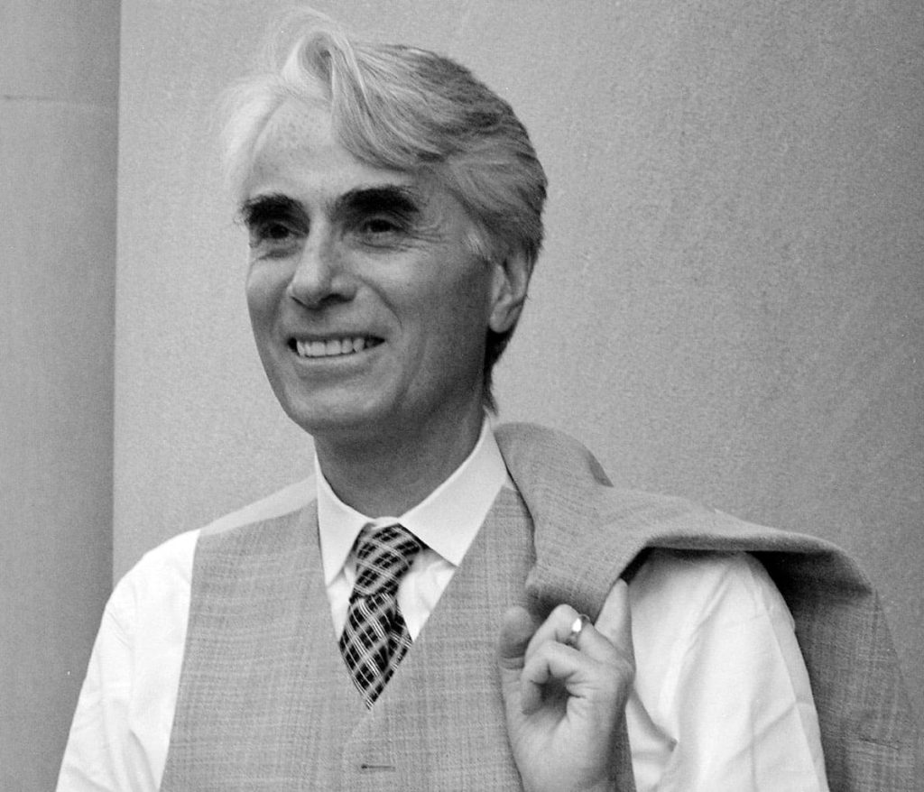 Robert Nozick (1938-2002) foi um filósofo americano conhecido por sua obra "Anarquia, Estado e Utopia", publicada em 1974, que se tornou uma das obras mais influentes na filosofia política contemporânea. Nozick lecionou em várias universidades, incluindo a Universidade de Harvard, onde ocupou a posição de professor de filosofia. 