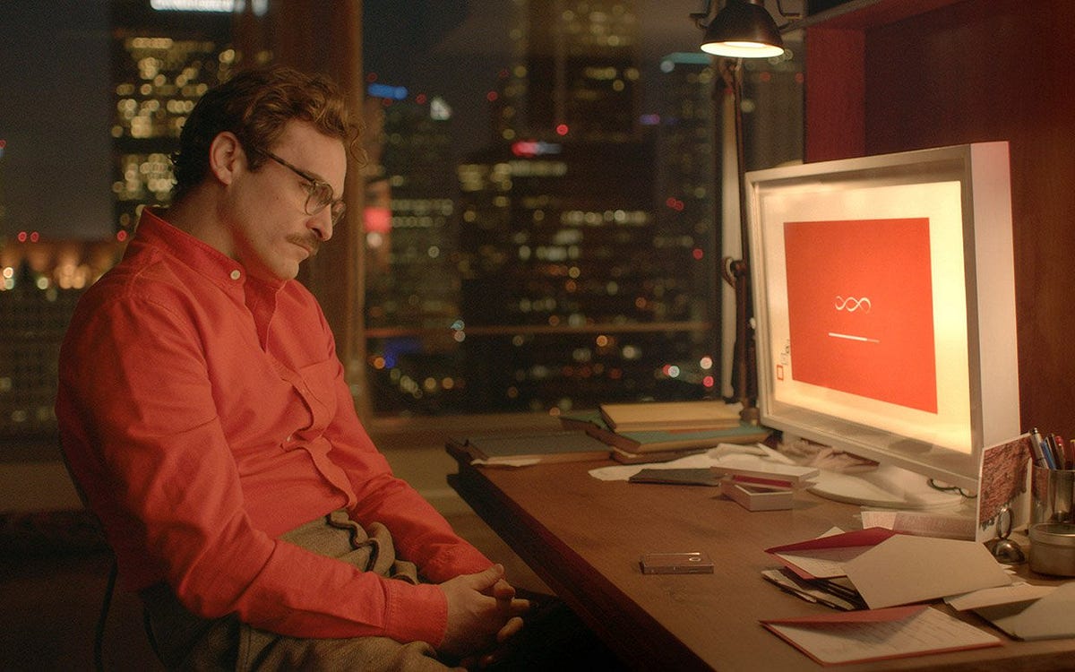 Cena com Theodore, sentado em frente ao computador no qual está Samantha, sua inteligência artificial, do filme Her.